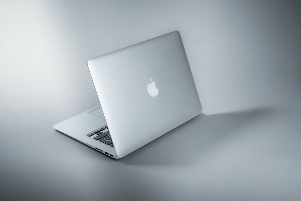 Apple pode estar trabalhando em um laptop com tela dobrável, diz analista